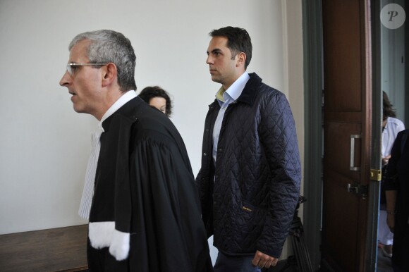Thomas Menant (L'Amour est dans le pré 8) et son avocat, au tribunal d'Amiens, dans la Somme, le vendredi 6 septembre 2013.