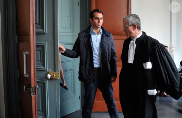 Thomas Menant (L'Amour est dans le pré 8) et son avocat, au tribunal d'Amiens, dans la Somme, le vendredi 6 septembre 2013.