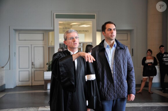 Thomas Menant (L'Amour est dans le pré 8) et son avocat, au tribunal d'Amiens, dans la Somme, le vendredi 6 septembre 2013.