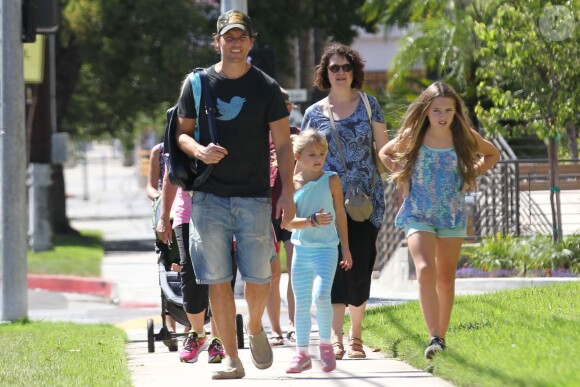 Peter Facinelli avec ses filles Lola et Fiona après une journée d'école, à Los Angeles le 6 septembre 2013