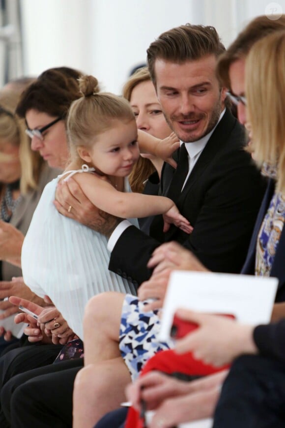 David Beckham et sa fille Harper, assis à côté d'Anna Wintour et Hamish Bowles, assistent au défilé printemps-été 2014 de Victoria Beckham. New York, le 8 septembre 2013.