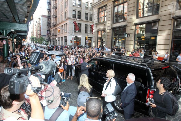 Arrivée mouvementée pour Victoria Beckham, son mari David et leur fille Harper au restaurant Balthazar, dans le quartier de SoHo. New York, le 8 septembre 2013.