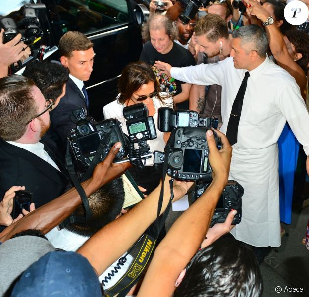 Victoria Beckham, assaillie par les photographes et les curieux, arrive au restaurant Balthazar dans le quartier de SoHo. New York, le 8 septembre 2013.