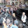 Arrivée mouvementée en van noir pour Victoria Beckham, son mari David et leur fille Harper au restaurant Balthazar, dans le quartier de SoHo. New York, le 8 septembre 2013.