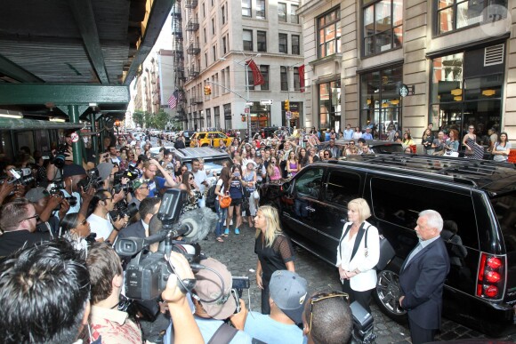 Arrivée mouvementée en van noir pour Victoria Beckham, son mari David et leur fille Harper au restaurant Balthazar, dans le quartier de SoHo. New York, le 8 septembre 2013.