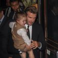 David Beckham et sa fille Harper quittent le restaurant Balthazar après un déjeuner en famille. New York, le 8 septembre 2013.