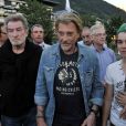 Eddy Mitchell et Johnny Hallyday pendant le dernier jour de tournage du film "Salaud, on t'aime" à Saint-Gervais-les-Bains, le 31 juillet 2013.