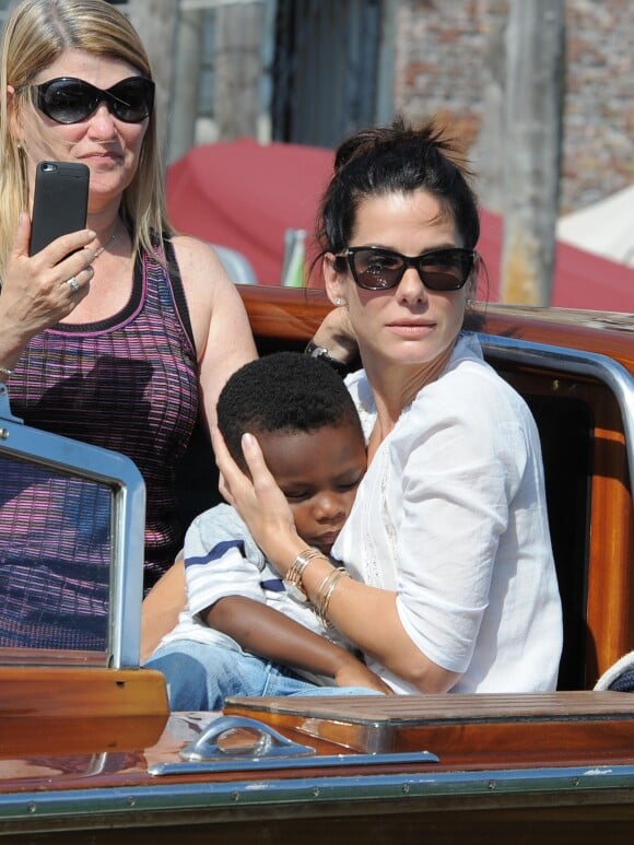 Sandra Bullock et son fils Louis à Venise le 27 août 2013