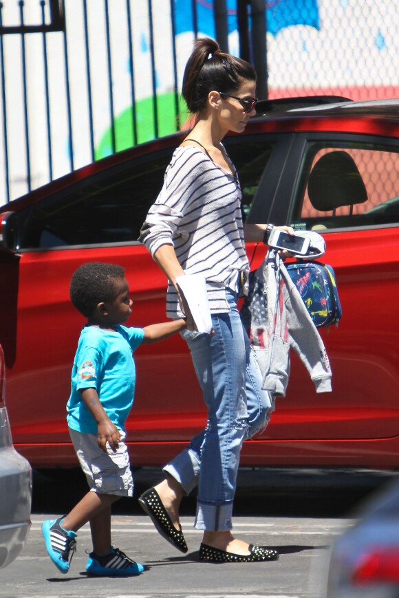 Sandra Bullock avec son fils Louis à Los Angeles le 30 juillet 2013