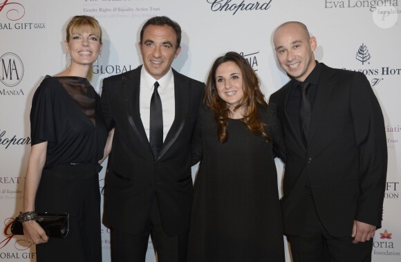 Nikos Aliagas avec sa compagne Tina Grigoriou, sa soeur Maria Aliagas et Marios Argyropoulos à la 4eme édition du "Global Gift Gala" à Paris, le 13 mai 2013.