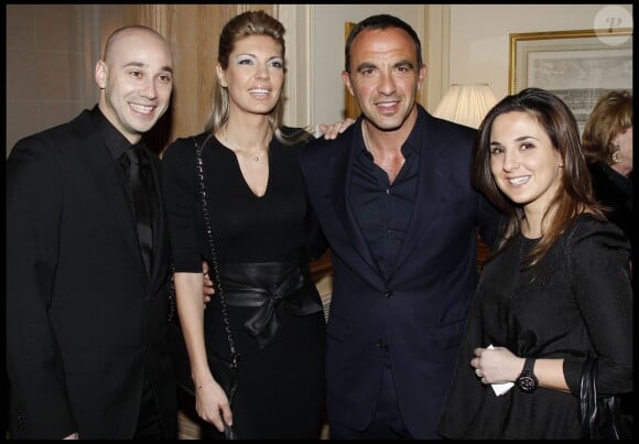 Nikos Aliagas, sa compagne Tina Grigoriou, sa soeur Maria Aliagas et Marios Arygropoulos, à Paris, le 19 mars 2012.