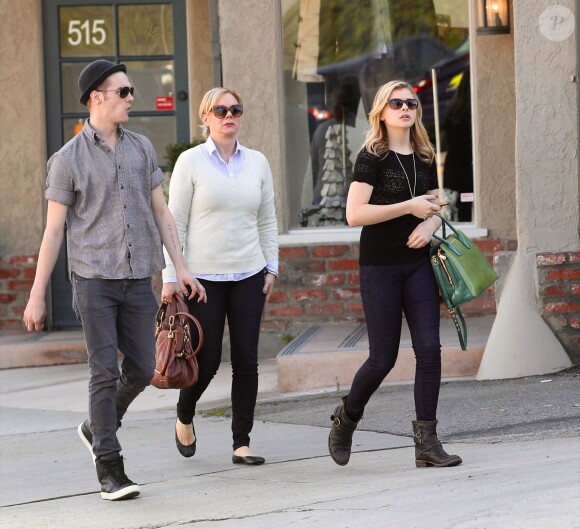 Chloe Moretz avec sa mère et l'un de ses frères à Los Angeles le 11 décembre 2012
