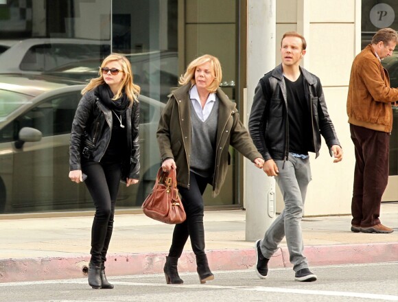 Chloe Moretz avec sa mère et l'un de ses frères (Brandon) à Los Angeles le 15 décembre 2012