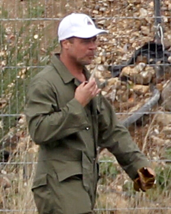 Exclusif - Brad Pitt sur le tournage de "Fury" de David Ayer au Royaume-Uni, le 10 septembre 2013. L'acteur dissimule son crâne nouvellement rasé sous une casquette blanche. 
