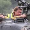 Exclusif - Brad Pitt, les cheveux encore longs, apprend à conduire un tank sur le tournage de "Fury" au Royaume-Uni le 3 septembre 2013.