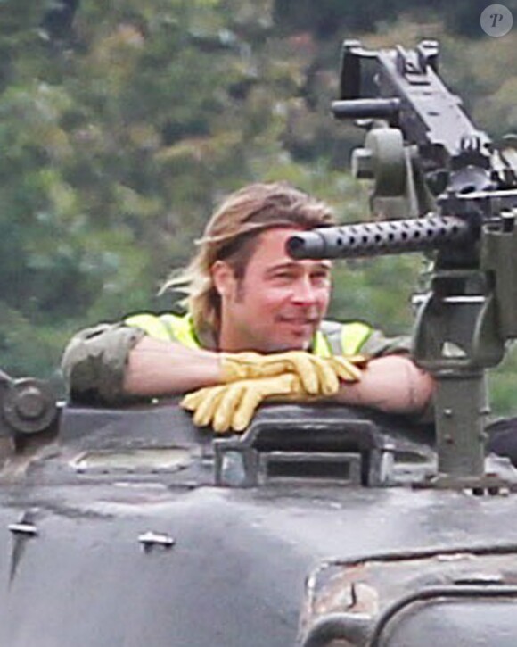 Exclusif - Brad Pitt, les cheveux encore longs, apprend à conduire un tank sur le tournage de "Fury" au Royaume-Uni le 3 septembre 2013.