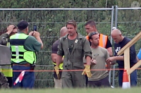 Exclusif - Brad Pitt, les cheveux encore longs, apprend à conduire un tank sur le tournage de "Fury" au Royaume-Uni le 3 septembre 2013.