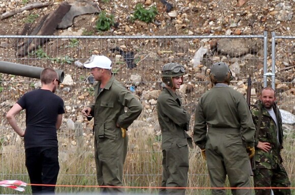 Exclusif - Brad Pitt sur le tournage de "Fury" de David Ayer au Royaume-Uni, le 10 septembre 2013. L'acteur dissimule son crâne nouvellement rasé sous une casquette blanche. 