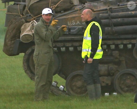 Exclusif - Brad Pitt sur le tournage de "Fury" de David Ayer au Royaume-Uni, le 10 septembre 2013. L'acteur dissimule son crâne nouvellement rasé sous une casquette blanche. 