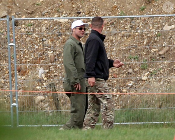 Exclusif - Brad Pitt sur le tournage de "Fury" de David Ayer au Royaume-Uni, le 10 septembre 2013. L'acteur dissimule son crâne nouvellement rasé sous une casquette blanche. 