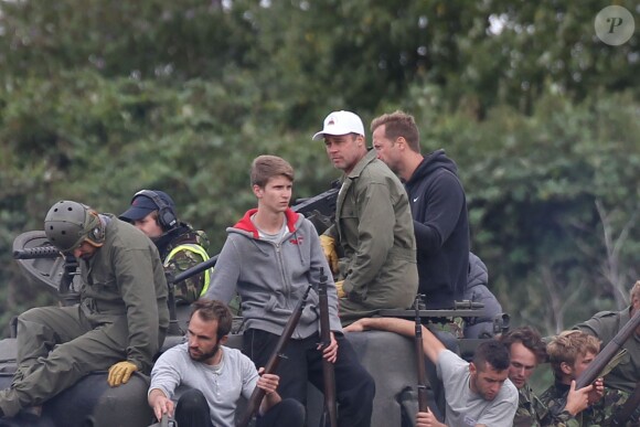 Exclusif - Brad Pitt sur le tournage de "Fury" de David Ayer au Royaume-Uni, le 10 septembre 2013. L'acteur dissimule son crâne nouvellement rasé sous une casquette blanche. 