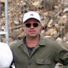 Exclusif - Brad Pitt sur le tournage de "Fury" de David Ayer au Royaume-Uni, le 10 septembre 2013. L'acteur dissimule son crâne rasé sous une casquette blanche.