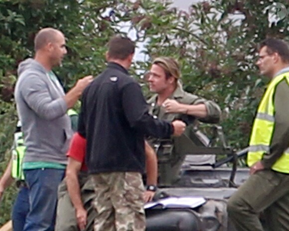 Exclusif - Brad Pitt, les cheveux encore longs, apprend à conduire un tank sur le tournage de "Fury" au Royaume-Uni le 3 septembre 2013.