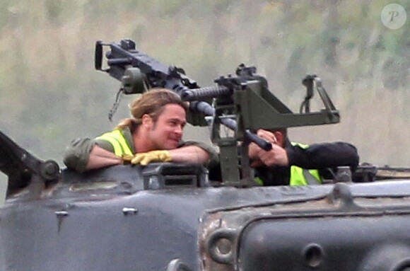 Exclusif - Brad Pitt, les cheveux encore longs, apprend à conduire un tank sur le tournage de "Fury" au Royaume-Uni le 3 septembre 2013.