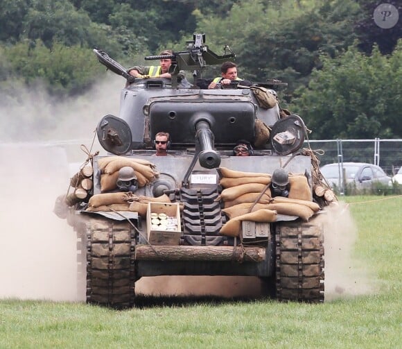 Exclusif - Brad Pitt, les cheveux encore longs, apprend à conduire un tank sur le tournage de "Fury" au Royaume-Uni le 3 septembre 2013.