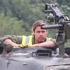 Exclusif - Brad Pitt, les cheveux encore longs, apprend à conduire un tank sur le tournage de "Fury" au Royaume-Uni le 3 septembre 2013.