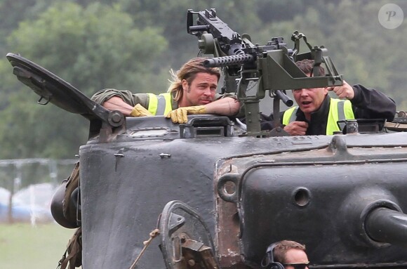 Exclusif - Brad Pitt, les cheveux encore longs, apprend à conduire un tank sur le tournage de "Fury" au Royaume-Uni le 3 septembre 2013.