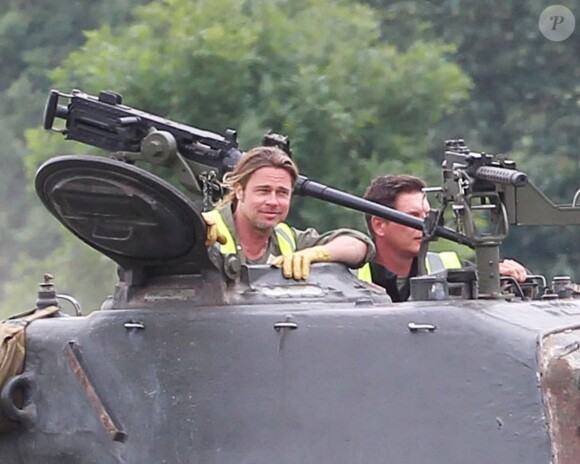 Exclusif - Brad Pitt, les cheveux encore longs, apprend à conduire un tank sur le tournage de "Fury" au Royaume-Uni le 3 septembre 2013.