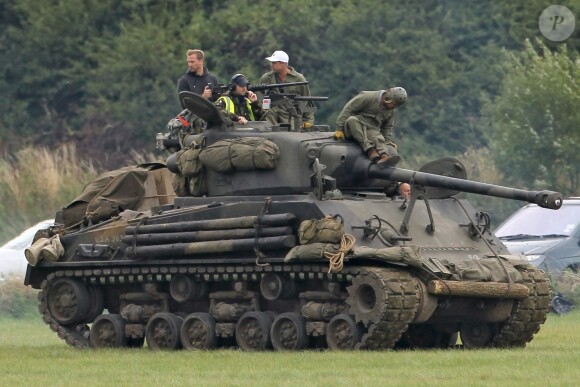 Exclusif - Brad Pitt sur le tournage de "Fury" de David Ayer au Royaume-Uni, le 10 septembre 2013. L'acteur dissimule son crâne nouvellement rasé sous une casquette blanche.