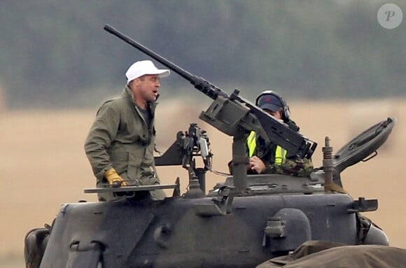 Exclusif - Brad Pitt apprend a conduire un tank sur le tournage de "Fury" au Royaume Uni le 10 septembre 2013. Il porte une casquette pour cacher qu'il vient de couper ses cheveux.  Exclusive - For Germany call for price - Actor Brad Pitt pictured rehearsing for his new film the "Fury" with extras in the British Countryside on september 10, 2013. Brad wore a bright white baseball cap all day on set to hide his new haircut, the day before Brad had his hair chopped short for his role as 'Wardaddy' in the World War 2 Movie.10/09/2013 - 
