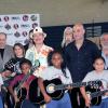 Carlos Santana et Andre Agassi lors d'une donation d'instruments de musique en compagnie des enfants étudiant au Andre Agassi College Preparatory Academy à Las Vegas, le 9 septembre 2013