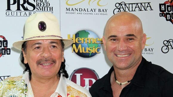 Andre Agassi et Carlos Santana : Duo musical au milieu d'enfants heureux