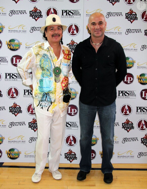 Andre Agassi et le chanteur Carlos Santana lors d'une donation d'instruments de musique en faveur du Andre Agassi College Preparatory Academy à Las Vegas, le 9 septembre 2013