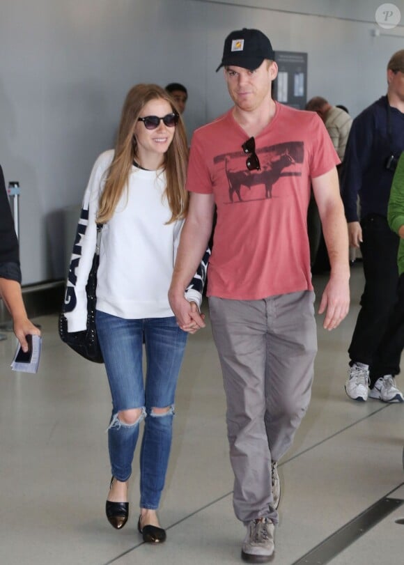 Michael C Hall et sa petite amie Morgan MacGregor quittent l'aéroport de Toronto après le Festival du Film de Toronto, le 11 septembre 2013.
