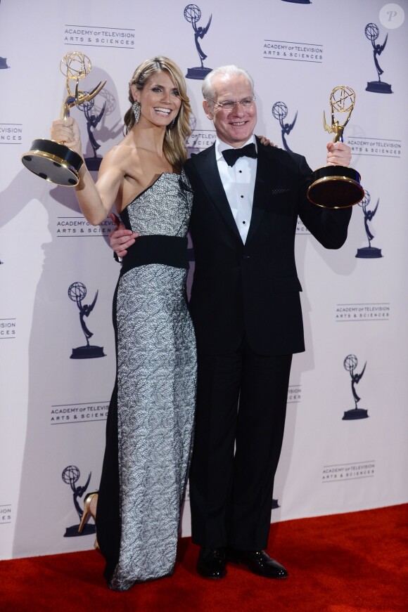 Heidi Klum, sublime en Roland Mouret, et Tim Gunn sacrés meilleurs animateurs pour "Project Runway" lors des Creative Arts Emmy Awards au Nokia Theatre à Los Angeles, le 15 septembre 2013.