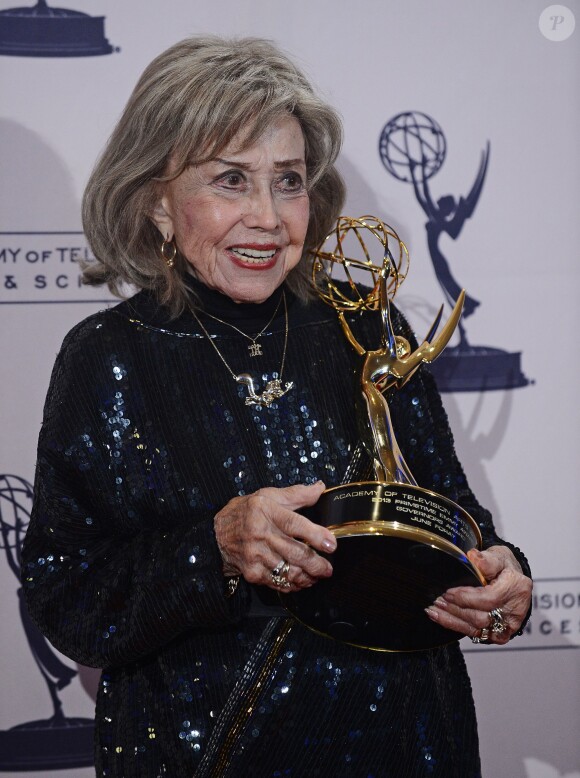 June Foray, célèbre actrice de doublage a reçu le Gouvernor's Awards, un prix d'honneur pour l'ensemble de sa carrière, lors des Creative Arts Emmy Awards au Nokia Theatre à Los Angeles, le 15 septembre 2013.