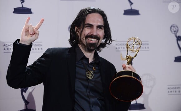 Bear McCreary récompensé pour la musique de la série "Da Vinci's Demons" lors des Creative Arts Emmy Awards au Nokia Theatre à Los Angeles, le 15 septembre 2013.