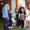 Ingrid Alexandra, 9 ans, salue ses deux guide d'Environmental Agents, âgés de 10 et 11 ans. Le prince Haakon, la princesse Mette-Marit et leur fille la princesse Ingrid Alexandra de Norvège inauguraient le 13 septembre 2013 à Oslo la Maison de l'Environnement ("Miljohuset").