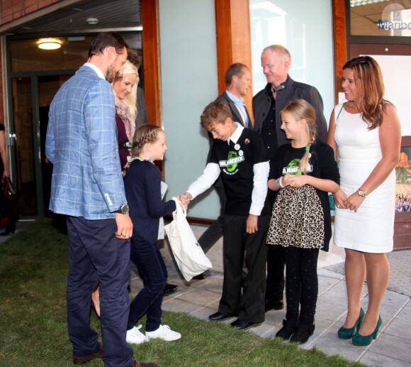 Ingrid Alexandra, 9 ans, salue ses deux guide d'Environmental Agents, âgés de 10 et 11 ans. Le prince Haakon, la princesse Mette-Marit et leur fille la princesse Ingrid Alexandra de Norvège inauguraient le 13 septembre 2013 à Oslo la Maison de l'Environnement ("Miljohuset").