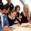 Le prince Haakon, la princesse Mette-Marit et leur fille la princesse Ingrid Alexandra de Norvège, ici très appliqués lors d'un atelier, inauguraient le 13 septembre 2013 à Oslo la Maison de l'Environnement ("Miljohuset").