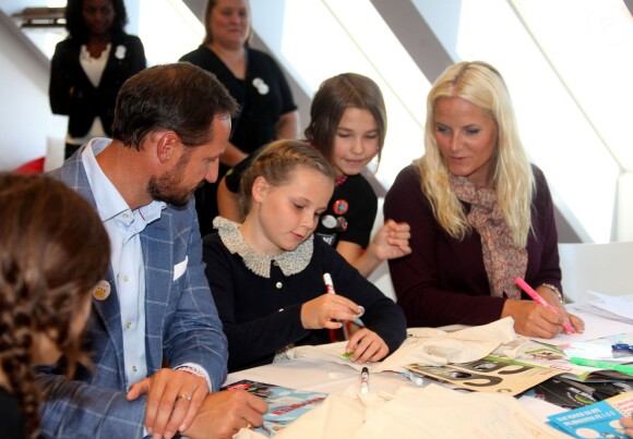 Le prince Haakon, la princesse Mette-Marit et leur fille la princesse Ingrid Alexandra de Norvège, ici très appliqués lors d'un atelier, inauguraient le 13 septembre 2013 à Oslo la Maison de l'Environnement ("Miljohuset").