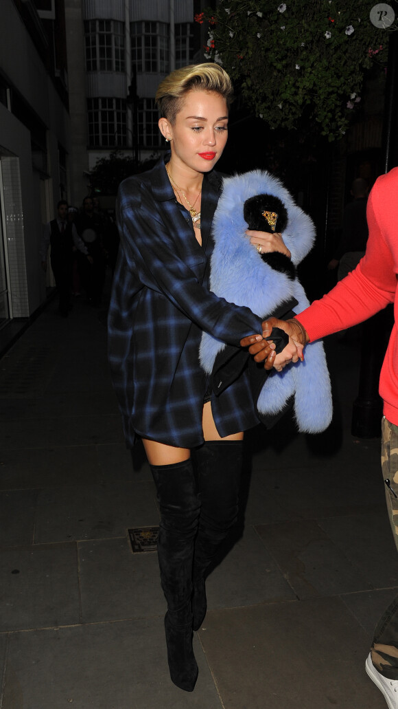 Miley Cyrus arrive à son hôtel à Londres, le 10 septembre 2013.