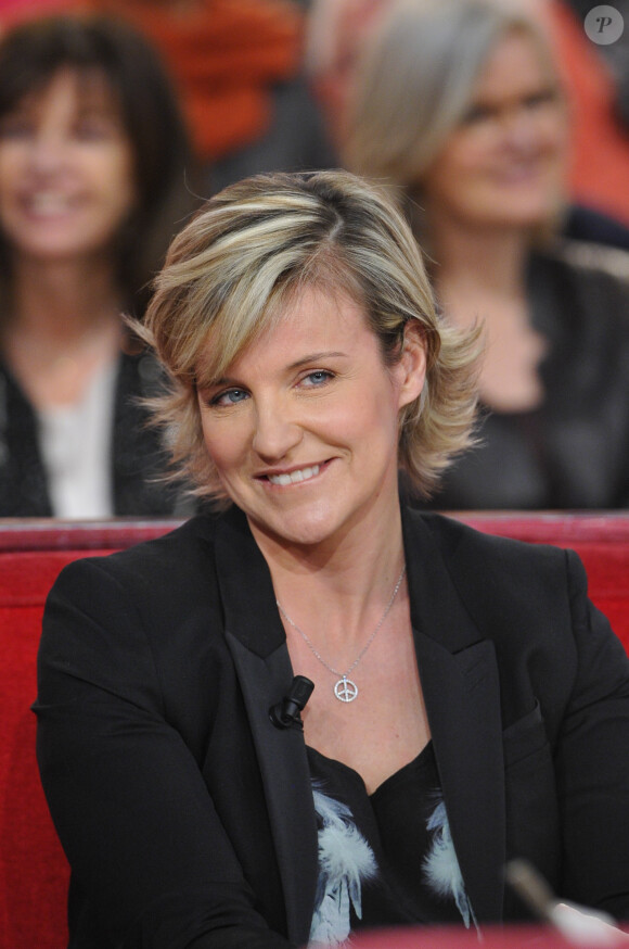 Céline Géraud sur le plateau de Vivement Dimanche, sur France 2, à Paris le 12 décembre 2012.