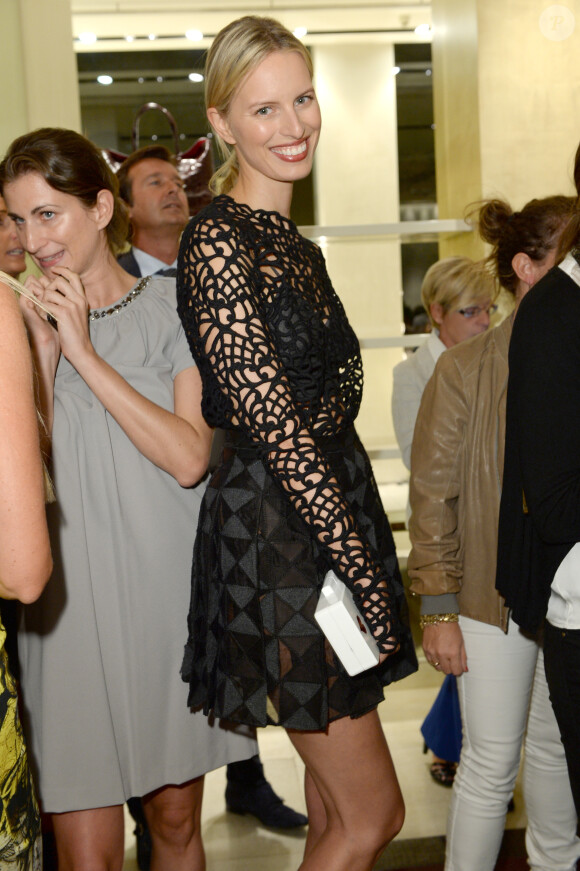 Karolina Kurkova célèbre la Vogue Fashion Night Out 2013 dans la boutique Roberto Cavalli. Milan, le 17 septembre 2013.