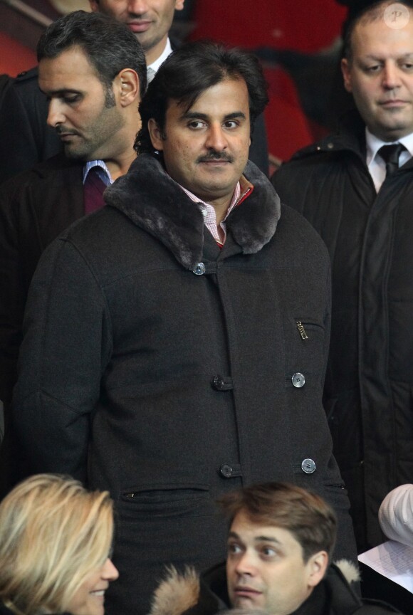 Le cheick Tamin Ben Hamad Al-Thani, propriétaire du Paris Saint-Germain le 19 février 2012 au Parc des Princes à Paris et à la tête d'une fortune estimée à 1,8 milliards d'euros