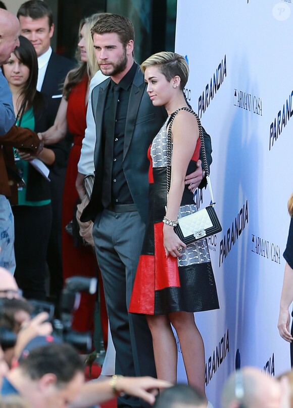 Miley Cyrus et son fiancé Liam Hemsworth, ensemble pour la première fois sur un tapis rouge depuis un an, à la première du film "Paranoia" à Los Angeles, le 8 aout 2013.